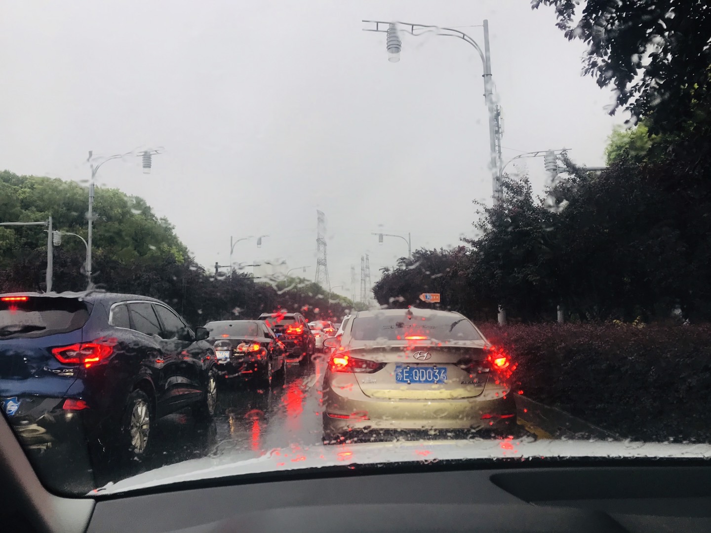 下雨天上下班路上必堵车